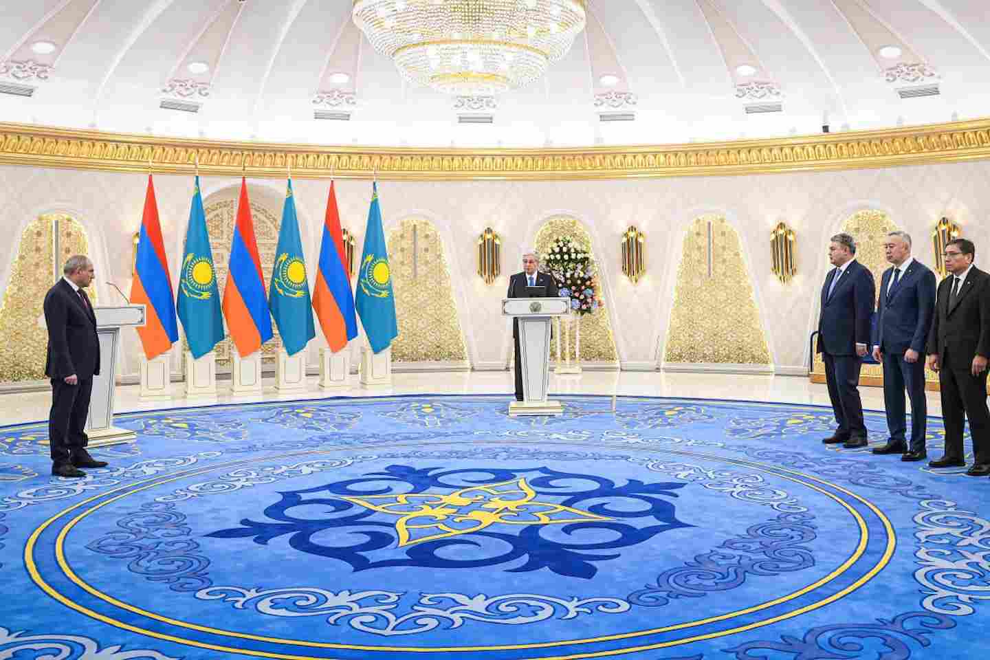 Новости Казахстана / Политика в Казахстане / Токаев наградил премьер-министра Армении орденом "Алтын Қыран"