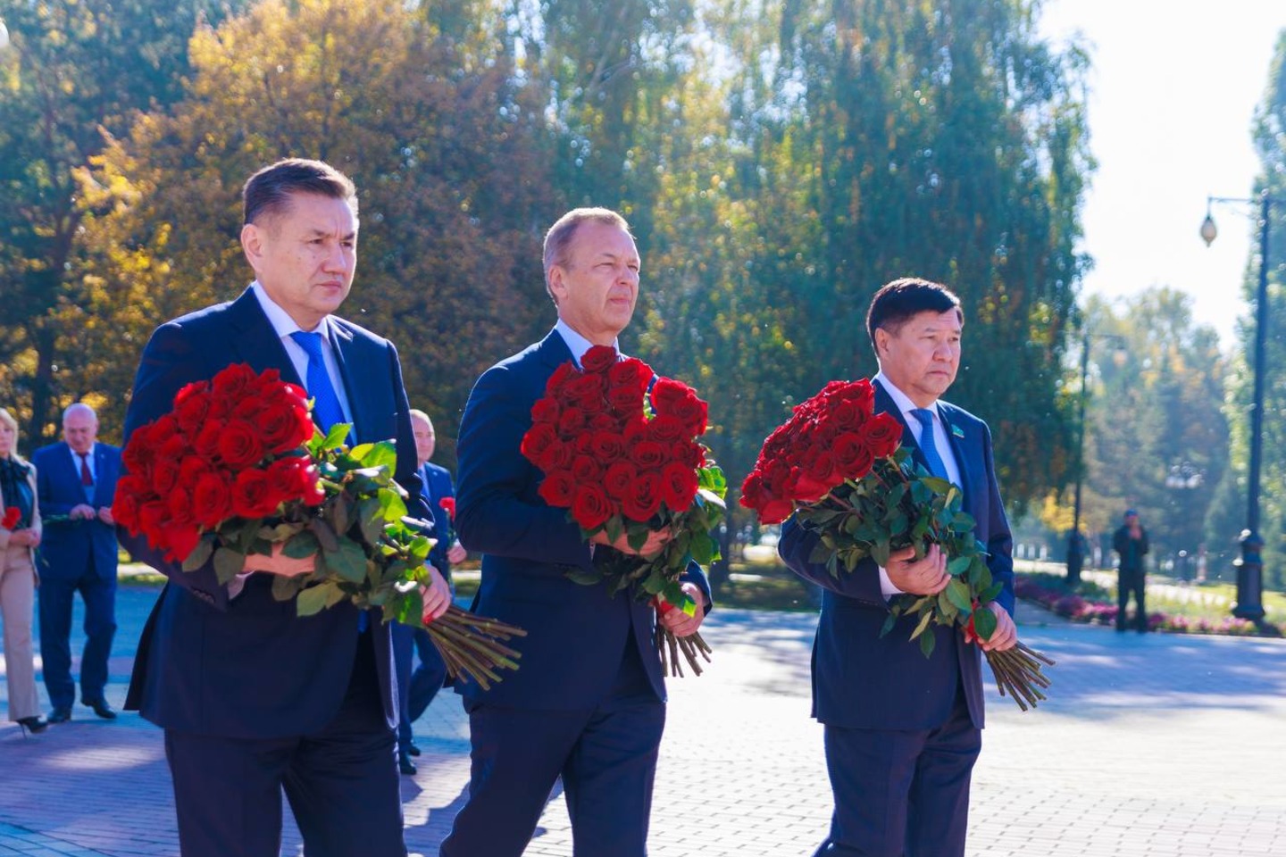 Усть-Каменогорск и ВКО / Шығысқа келген меймандар Жеңіс мемориалына гүл шоқтарын қойды