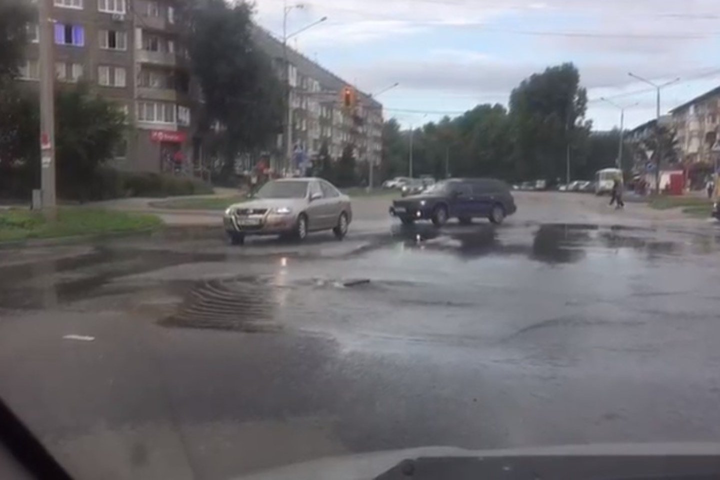 Усть-Каменогорск и ВКО / Улицу затопило в районе Ивушки в Усть-Каменогорске