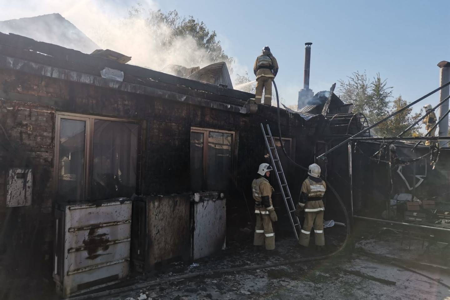 Происшествия в Казахстане и мире / Кафе сгорело в Усть-Каменогорске