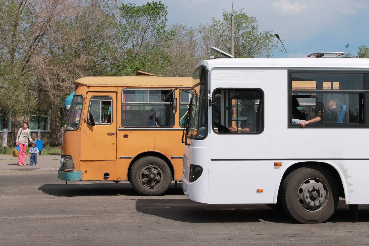 Происшествия в Казахстане и мире / ДТП / Свыше 20 человек травмированы в ДТП с участием автобусов в Шымкенте