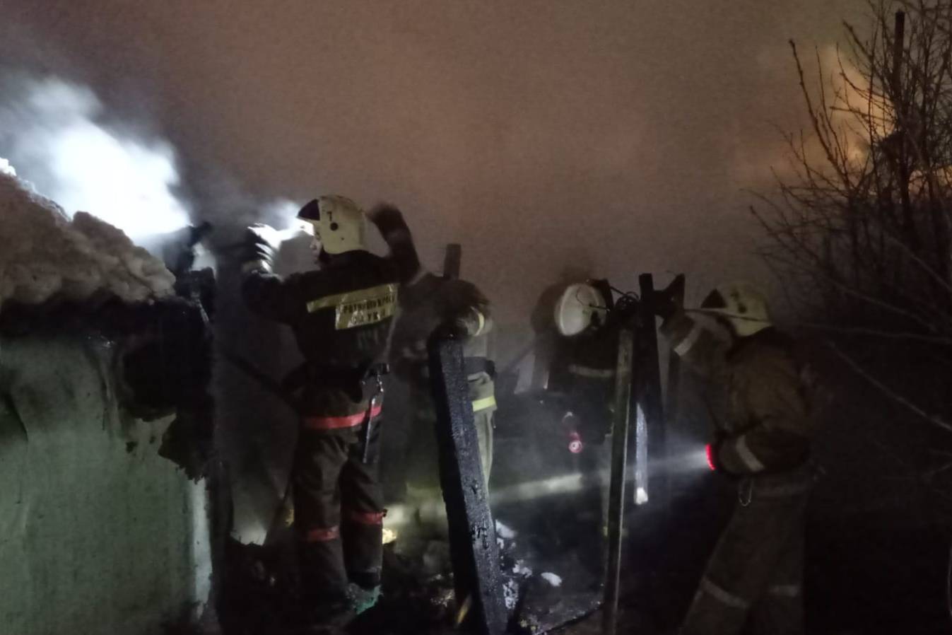 Происшествия в Казахстане и мире / 29 человек спасли пожарные из огня кеше в ВКО