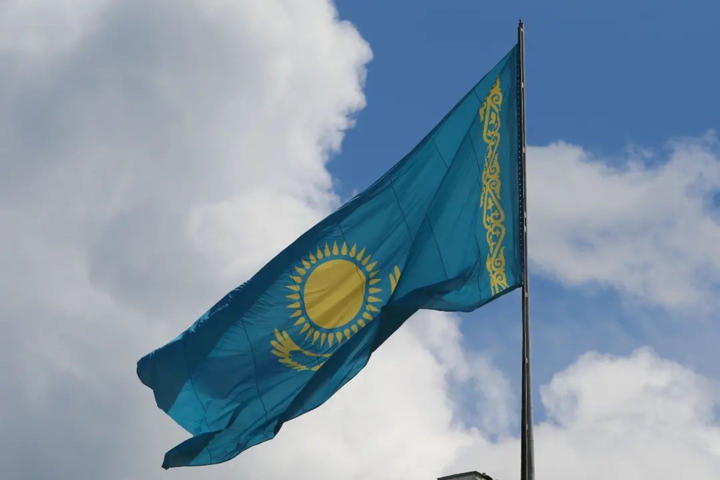 Усть-Каменогорск и ВКО / Усть-Каменогорск / Полотнище флага на горе Казахстан опять повреждено ветром