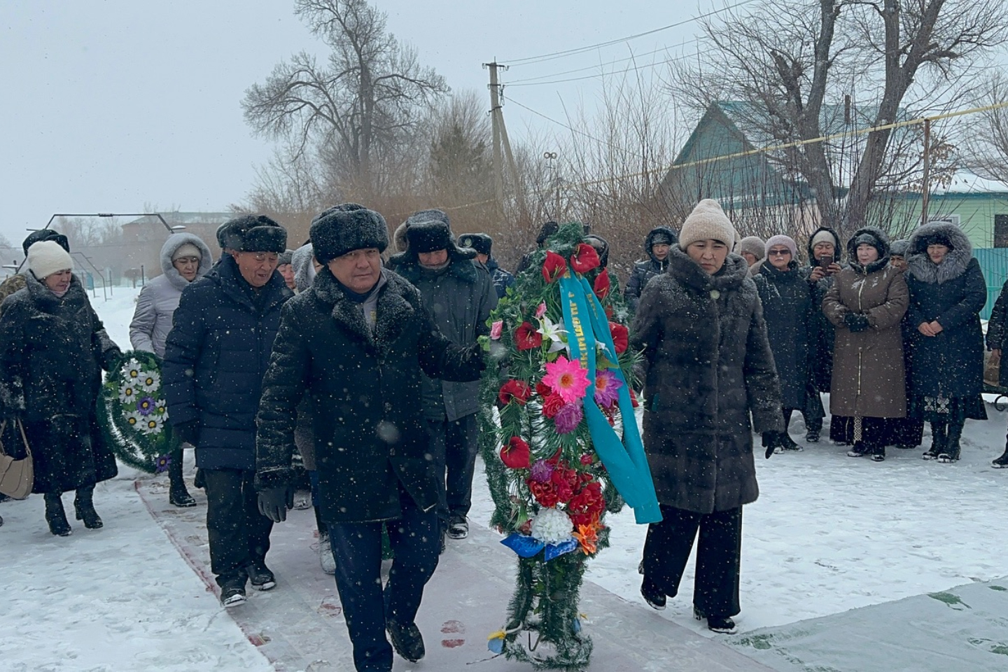 Усть-Каменогорск и ВКО / Зайсан (Зайсанский р-он) / День Независимости отметили в Зайсанском районе, возложив цветы к памятнику