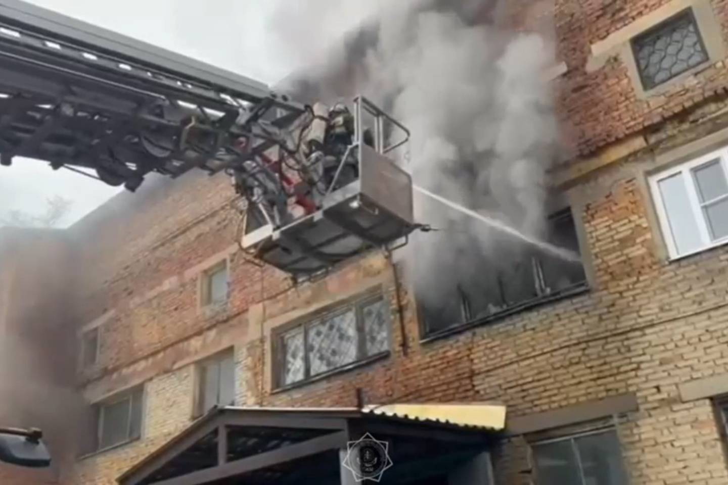 Усть-Каменогорск и ВКО / Усть-Каменогорск / Офис загорелся в центре Усть-Каменогорска Усть-Каменогорск и ВКО / Усть-Каменогорск / Офис загорелся в центре Усть-Каменогорска