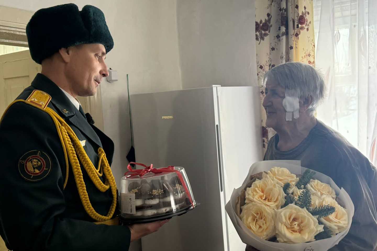 Усть-Каменогорск и ВКО / Ветеран в Усть-Каменогорске получила поздравления с Новым годом от гвардейцев