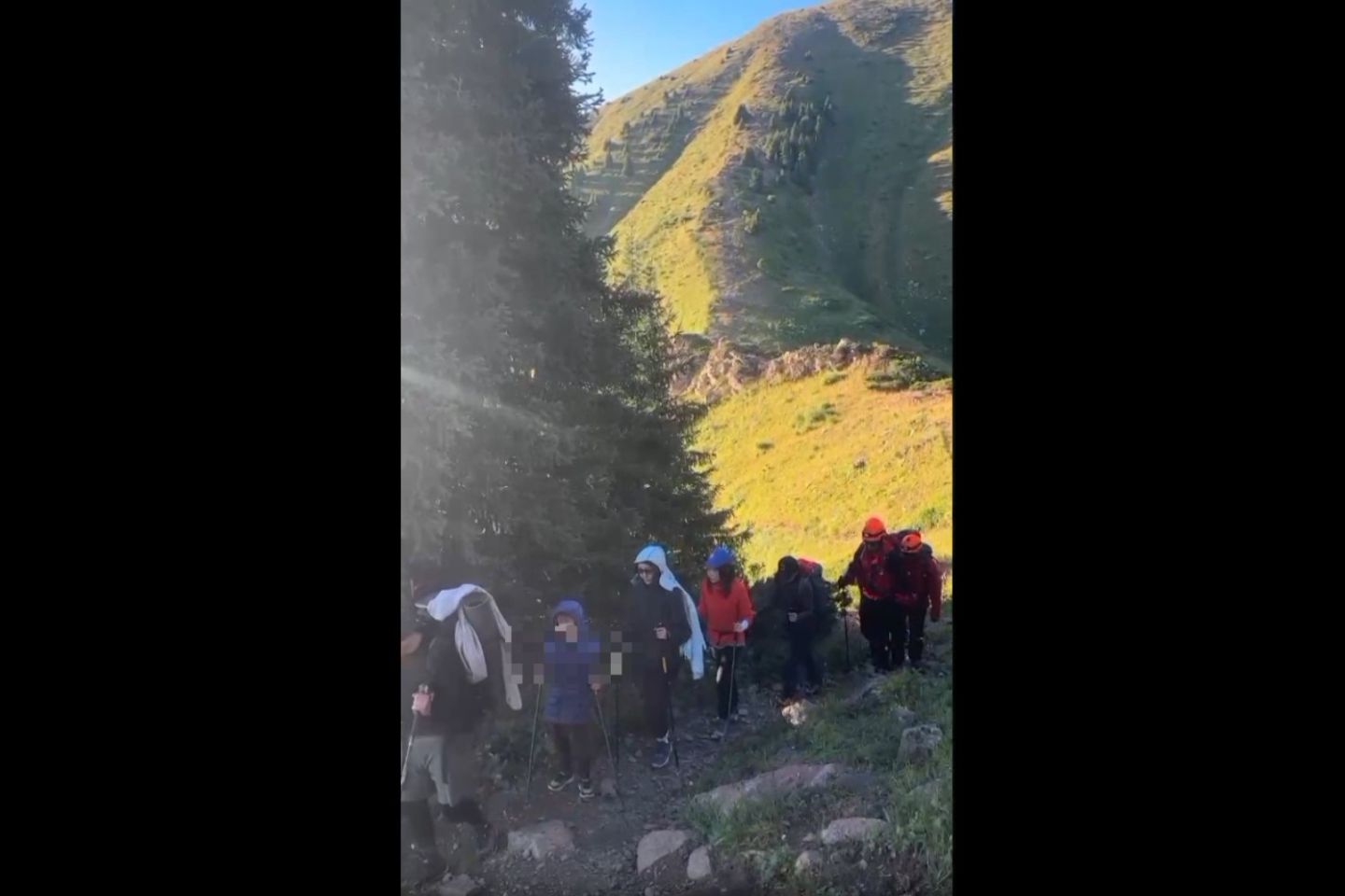 Новости Казахстана / Ребенка эвакуировали с пика Букреева в ходе ночной спасательной операции в РК Новости Казахстана / Ребенка эвакуировали с пика Букреева в ходе ночной спасательной операции в РК