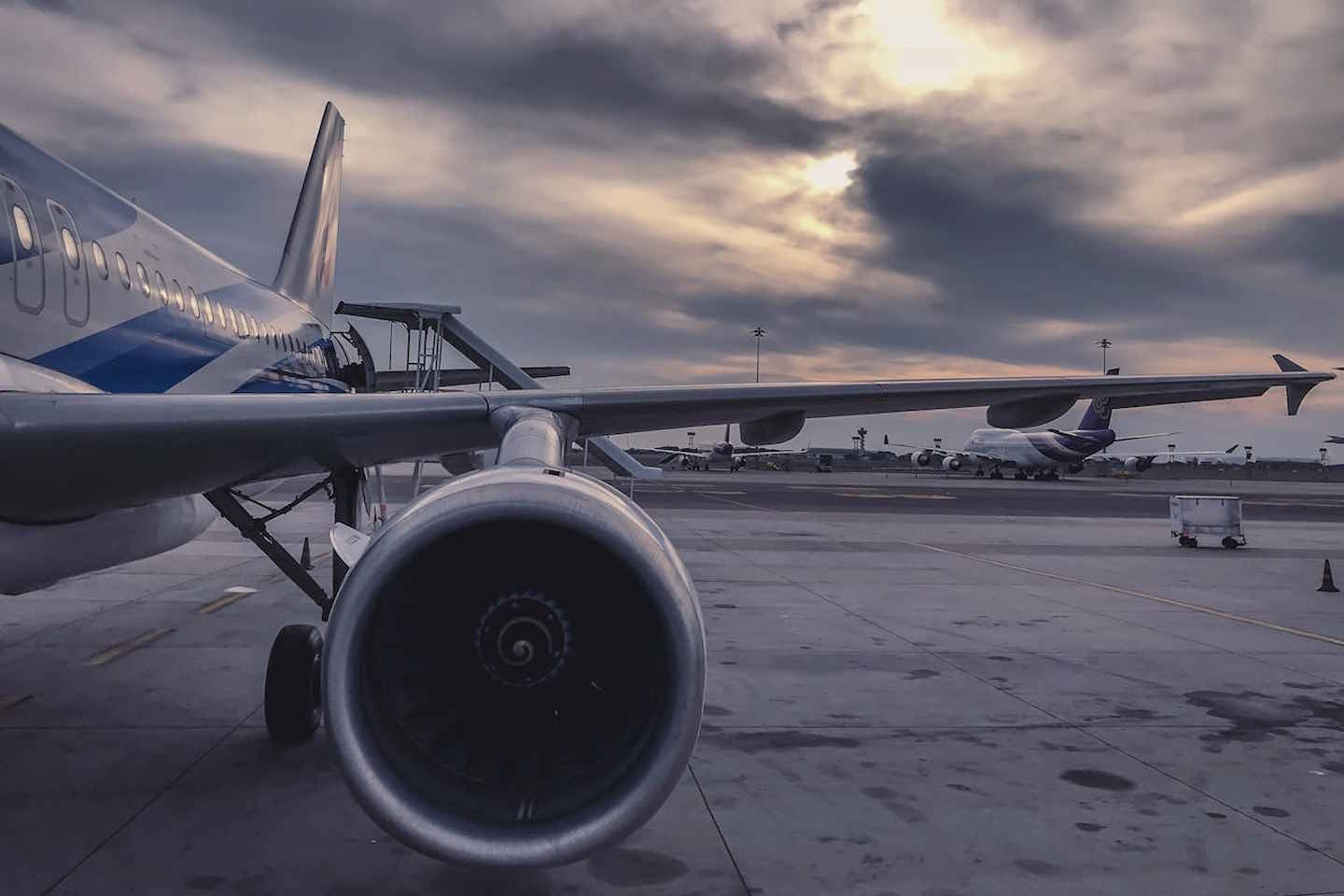 Происшествия в Казахстане и мире / Самолет компании Air Astana был поврежден градом в столичном аэропорту
