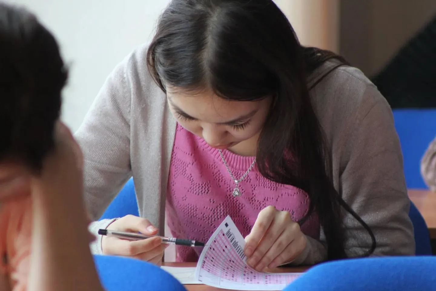 Новости Казахстана / Общество в Казахстане / Сдать любой ценой: школьники придумали необычные способы списать на ЕНТ