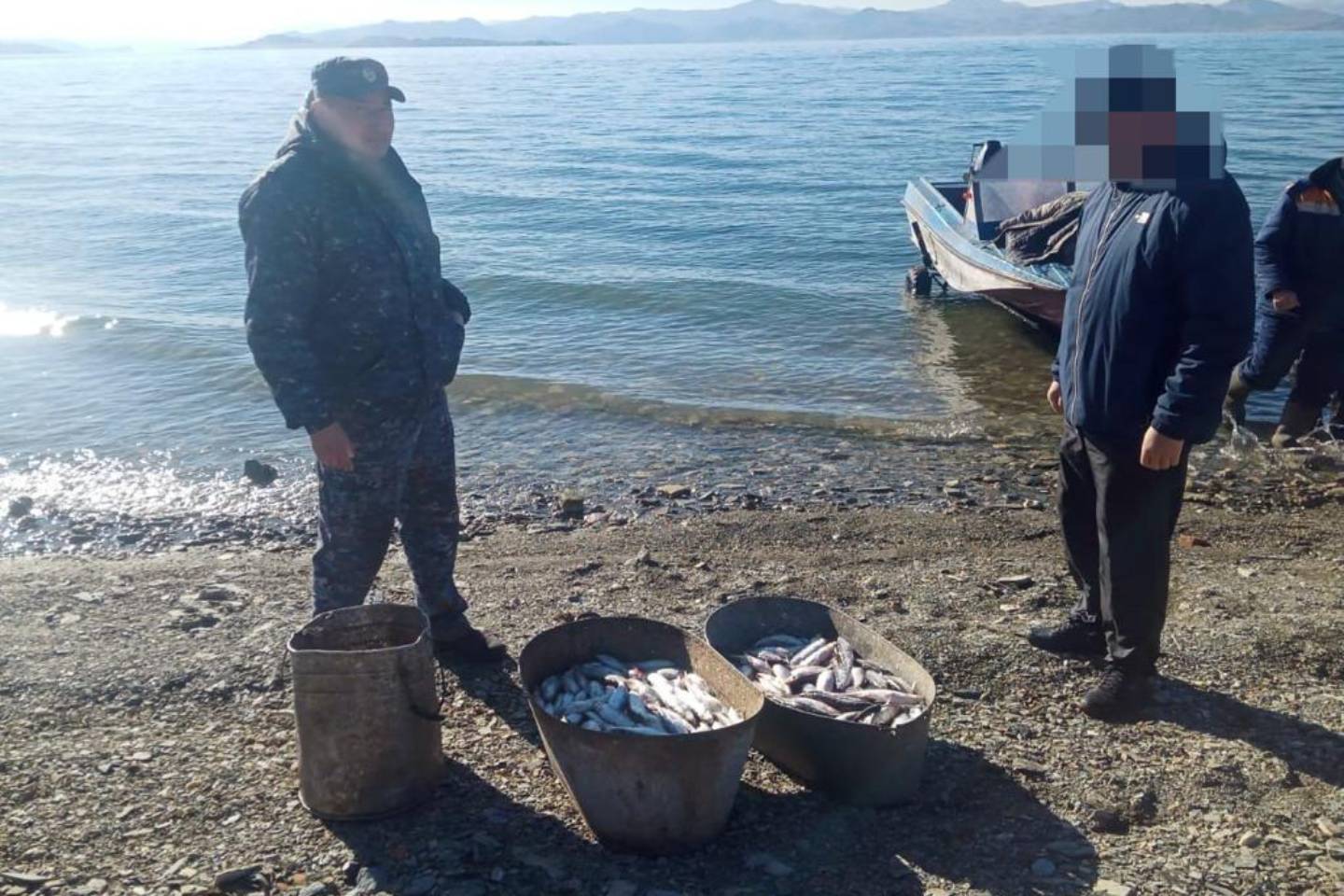 Усть-Каменогорск и ВКО / В ВКО мужчина поймал 90 килограммов рыбы и за это его задержали полицейские