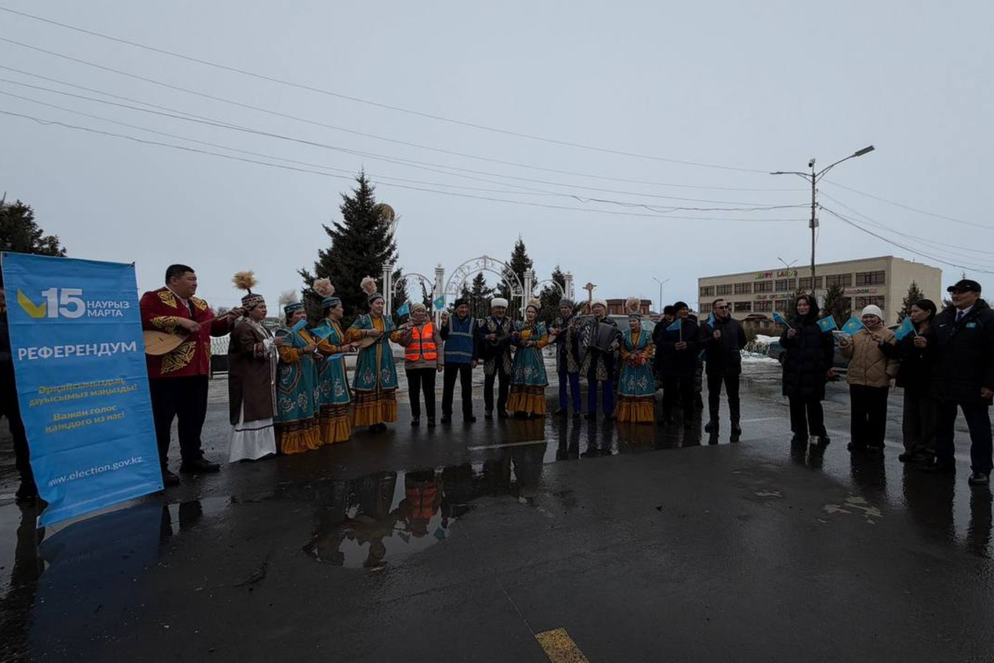 Усть-Каменогорск и ВКО / Жители Зайсанского района самостоятельно очистили дороги от мусора в селах