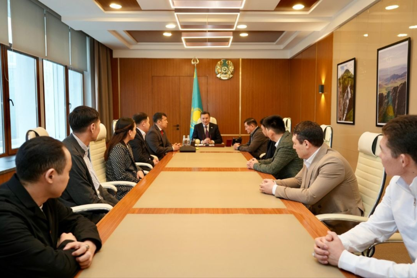 Усть-Каменогорск и ВКО / Победителей республиканского командного айтыса поздравил аким ВКО Усть-Каменогорск и ВКО / Победителей республиканского командного айтыса поздравил аким ВКО