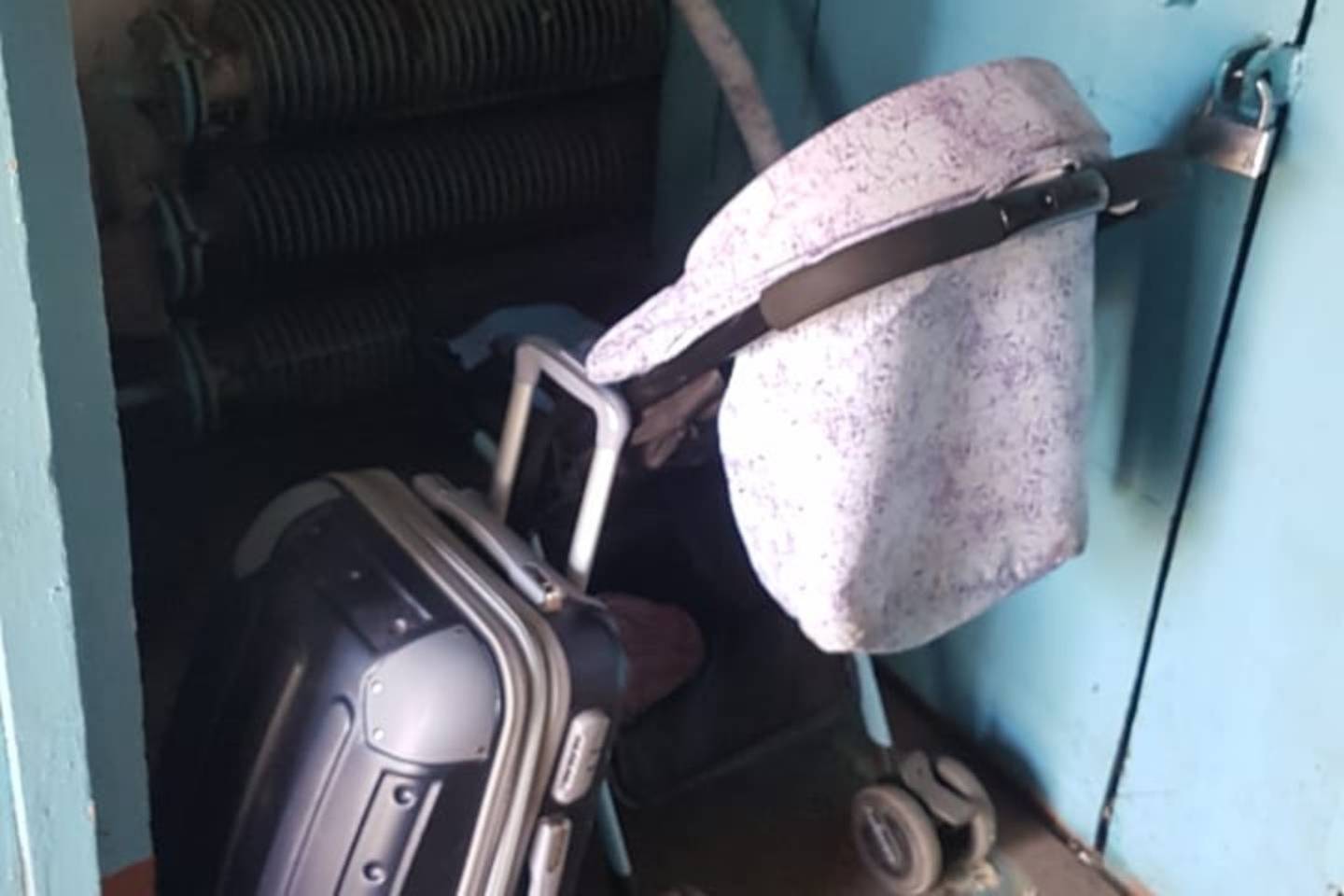 Происшествия в Казахстане и мире / Подозрительный чемодан нашли в подъезде многоэтажки в Усть-Каменогорске