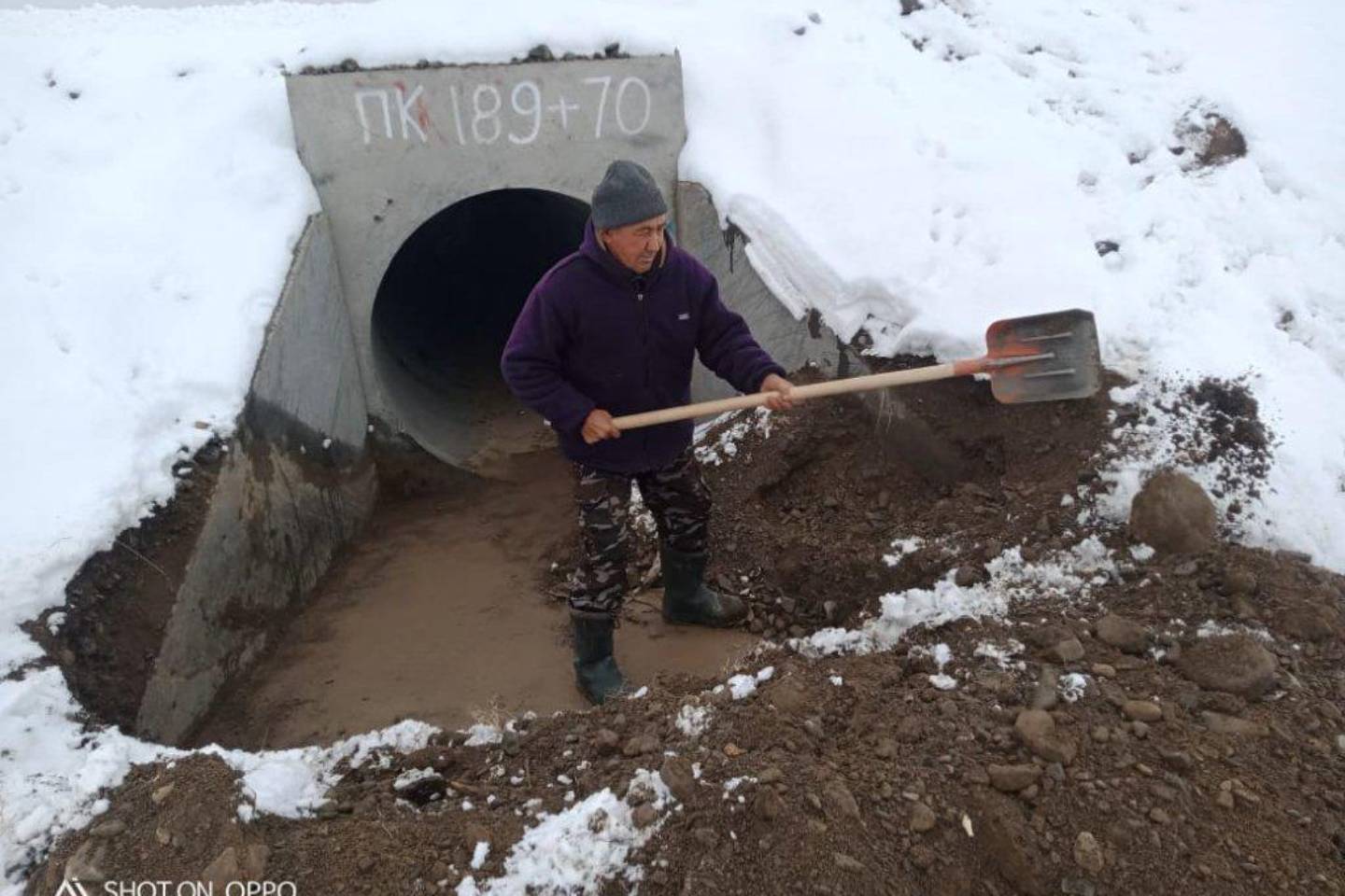 Усть-Каменогорск и ВКО / Дробить лед продолжают спасатели в ВКО