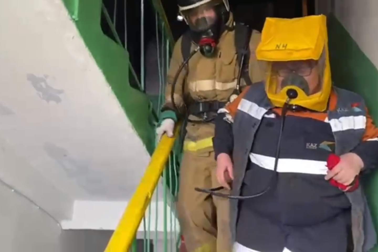Происшествия в Казахстане и мире / Троих человек вывели из горящего помещения в Усть-Таловке