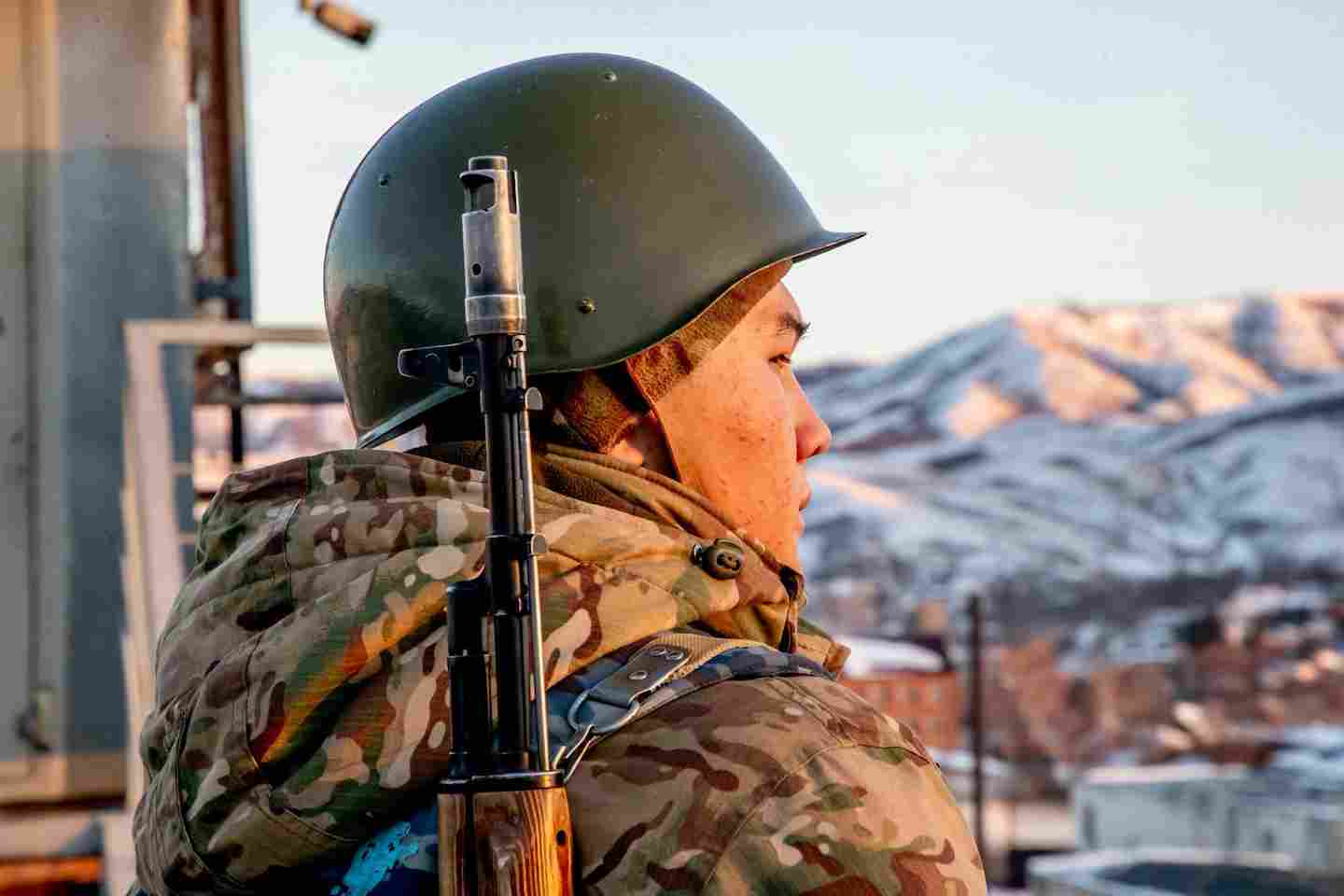 Усть-Каменогорск и ВКО / Бдительного часового поощрили в Усть-Каменогорске