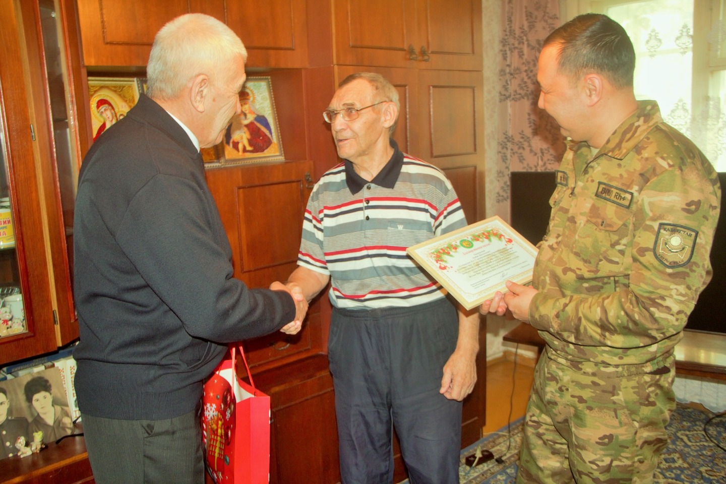 Усть-Каменогорск и ВКО / Ұлттық ұланның "Шығыс"өңірлік қолбасшылығы ардагерлерді құттықтады