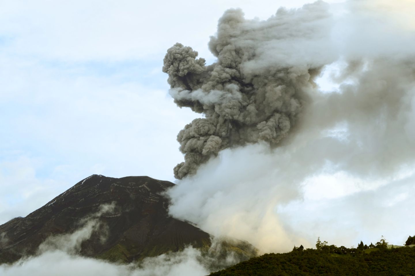 Новости мира / Активность Шивелуча вызвала авиационную опасность на Камчатке