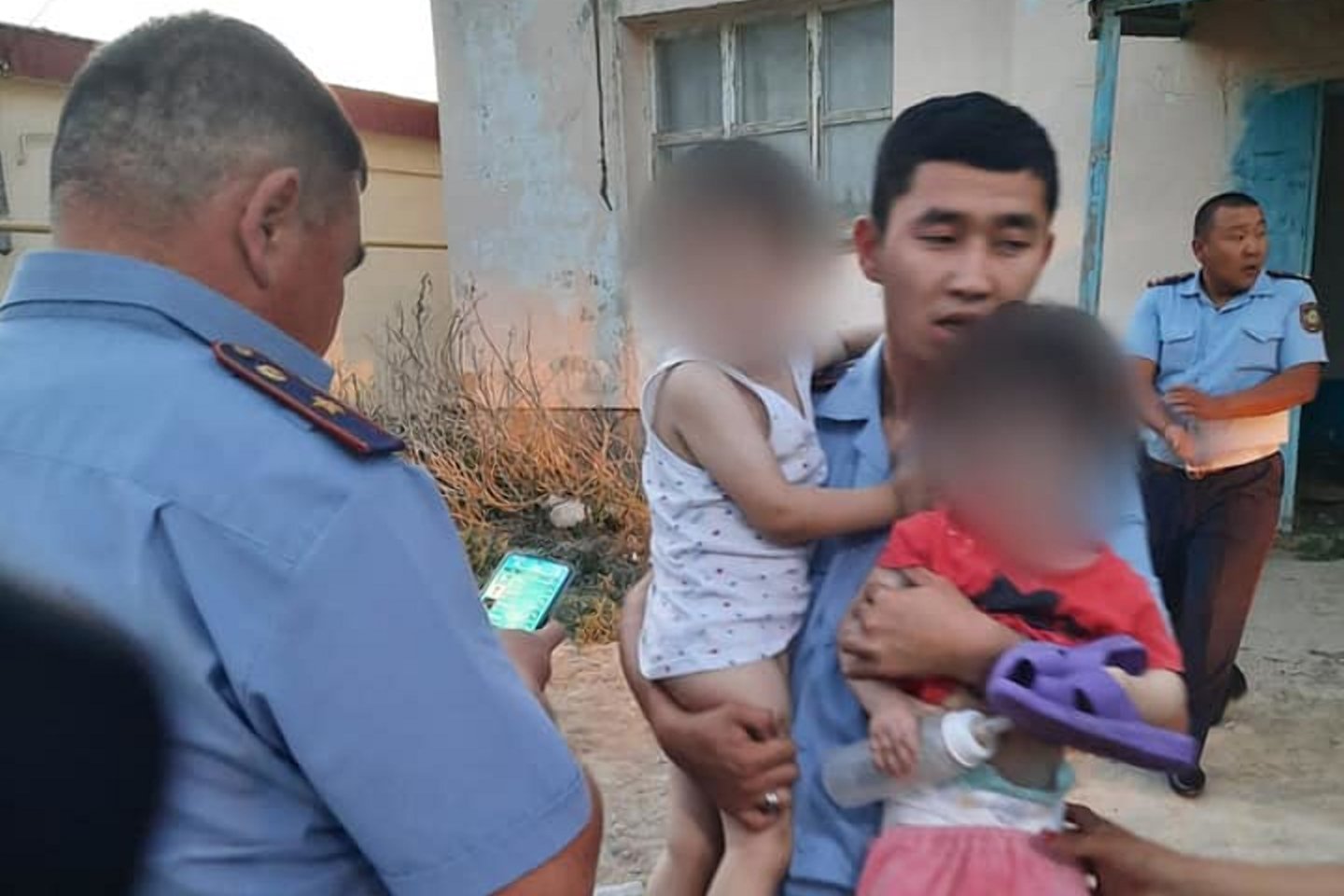 Новости Казахстана / Общество в Казахстане / В Атырауской области полицейские спасли двух малышей
