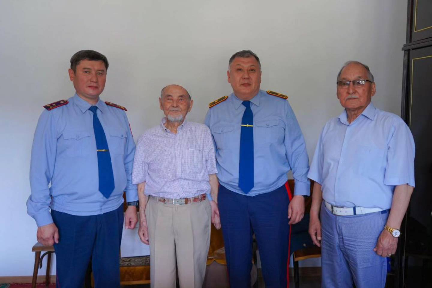 Усть-Каменогорск и ВКО / Ветерана ВОВ и полковника в отставке поздравили с 99-летием начальник ДП ВКО