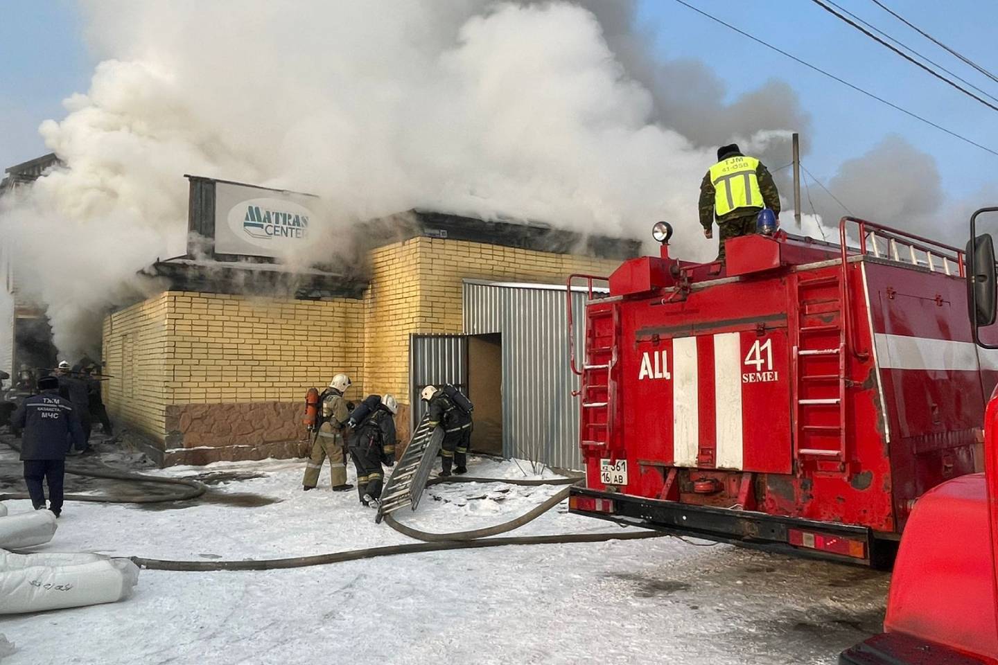 Происшествия в Казахстане и мире / В Семее пожарные спасли женщину из охваченного огнем магазина