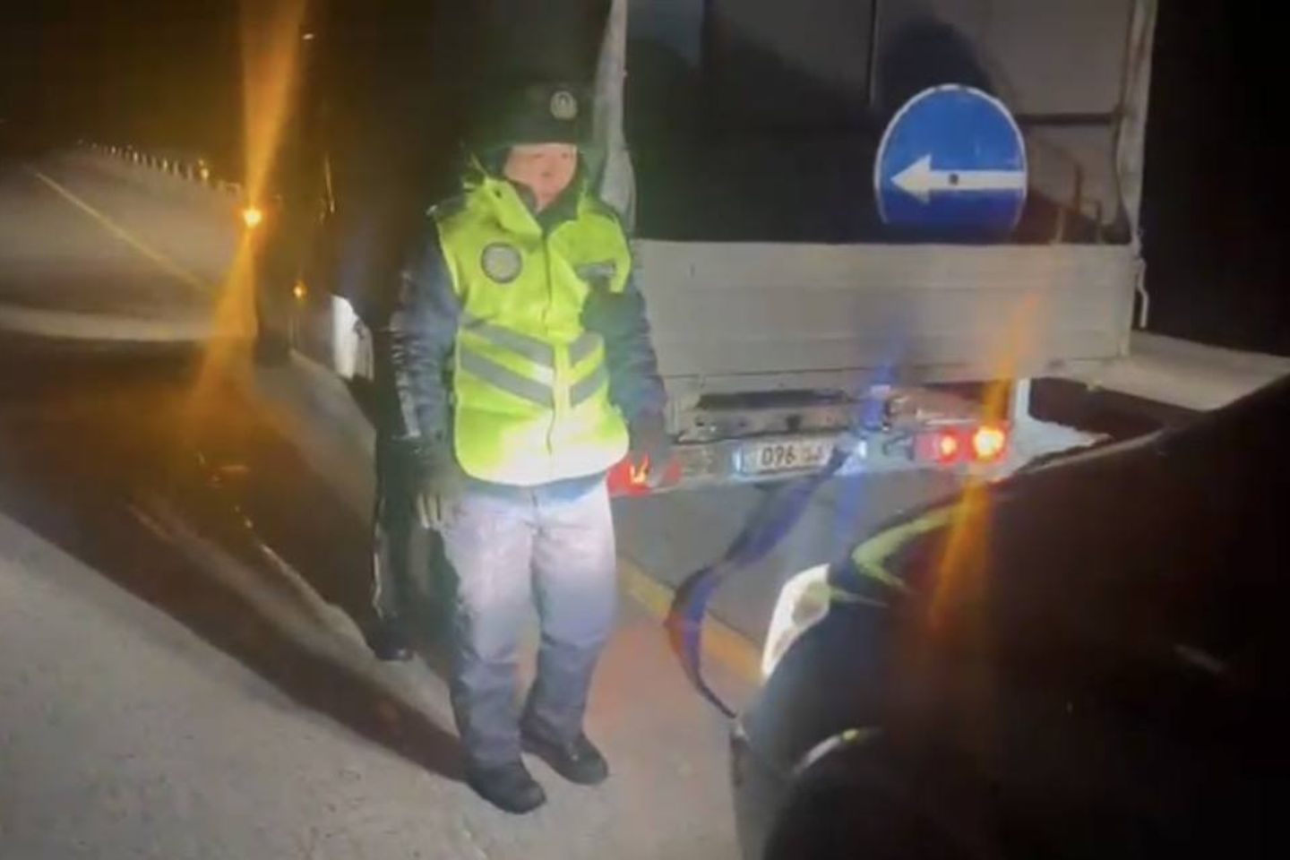 Новости Казахстана / Полицейские спасли иностранцев на трассе в сильный мороз