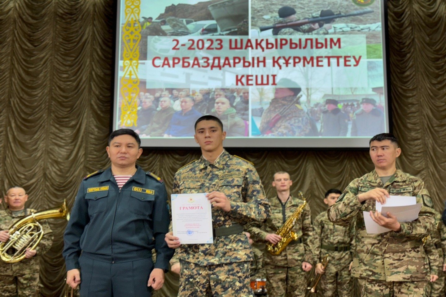 Усть-Каменогорск и ВКО / Өскеменде әскери борышын өтеген сарбаздарды шығарып салды