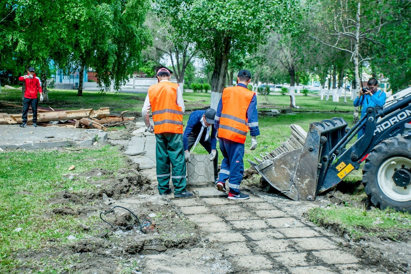 Усть-Каменогорск и ВКО / Усть-Каменогорск / Во дворе 20-подъездного дома в Усть-Каменогорске благоустраивают детскую площадку Усть-Каменогорск и ВКО / Усть-Каменогорск / Во дворе 20-подъездного дома в Усть-Каменогорске благоустраивают детскую площадку