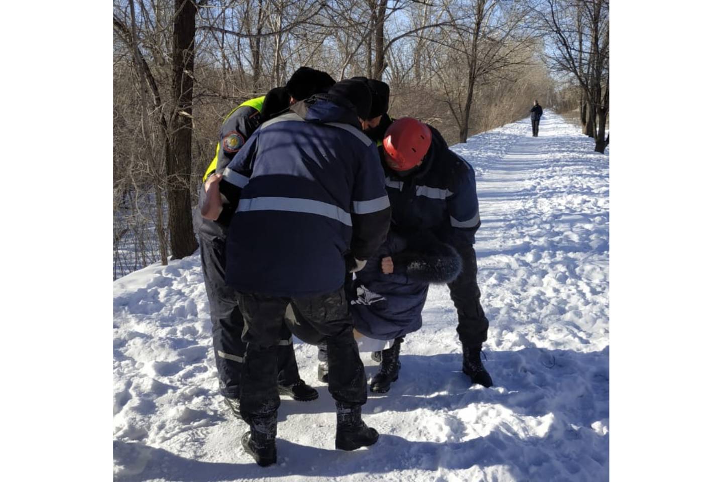 Усть-Каменогорск и ВКО / Тонущую в реке женщину спасли полицейские в Усть-Каменогорске