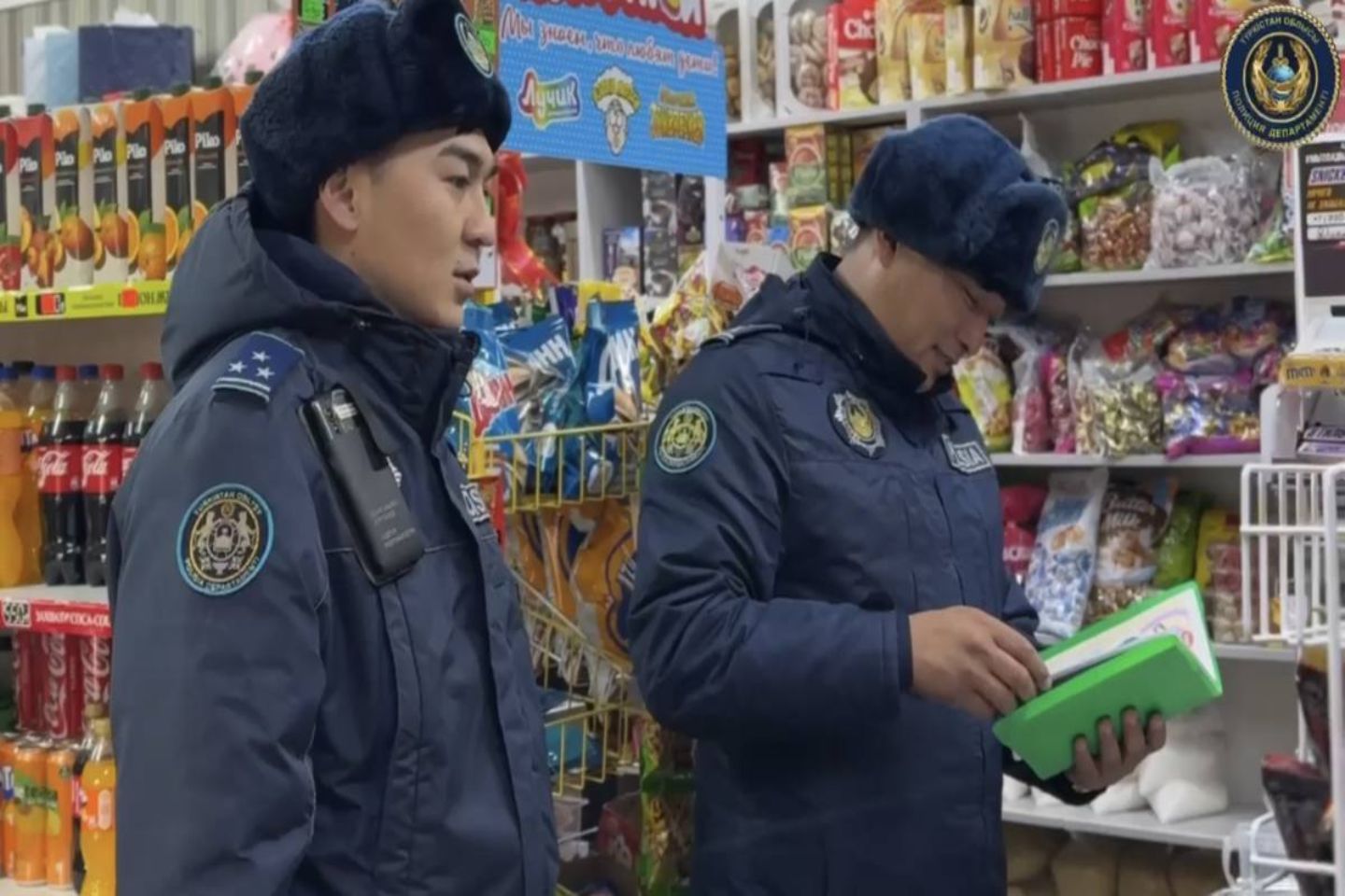 Новости Казахстана / Полиция изъяла сотни фейерверков на рынках Туркестанской области