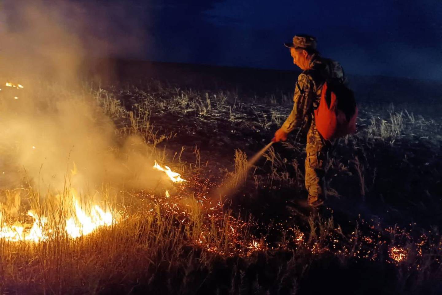 Происшествия в Казахстане и мире / Почти четыре десятка пожаров потушили спасатели в ЗКО