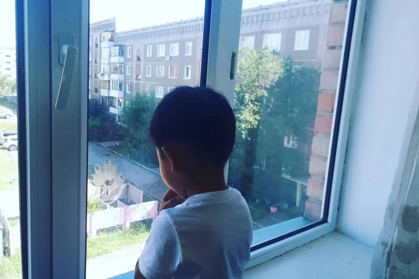 Происшествия в Казахстане и мире / Двухлетний ребенок выпал из окна многоэтажки в Талдыкоргане