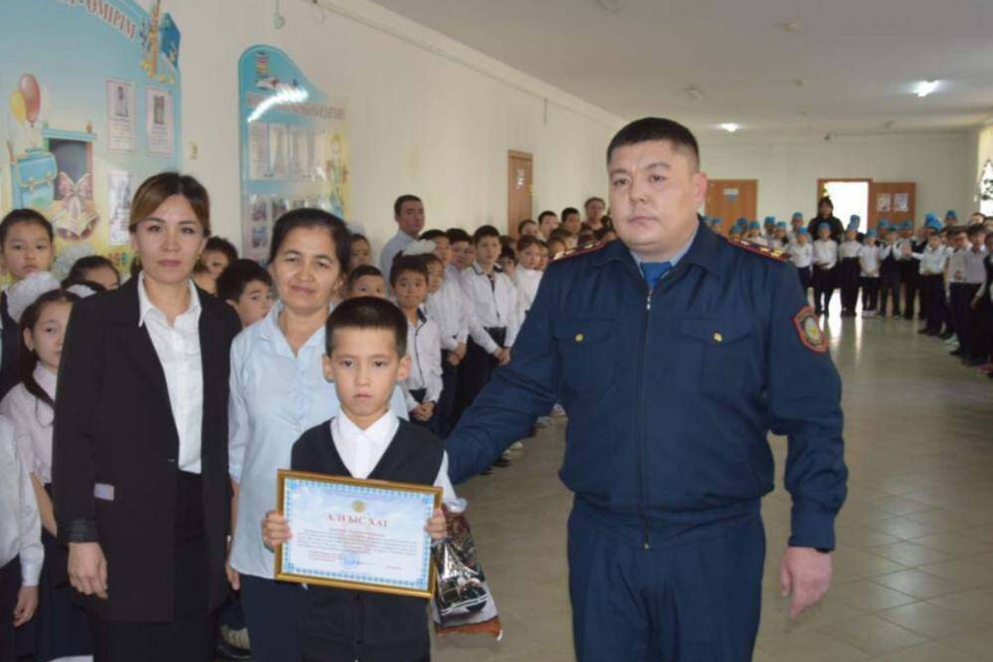 Новости Казахстана / Общество в Казахстане / Школьника из Атырау наградили за спасение двоих подростков