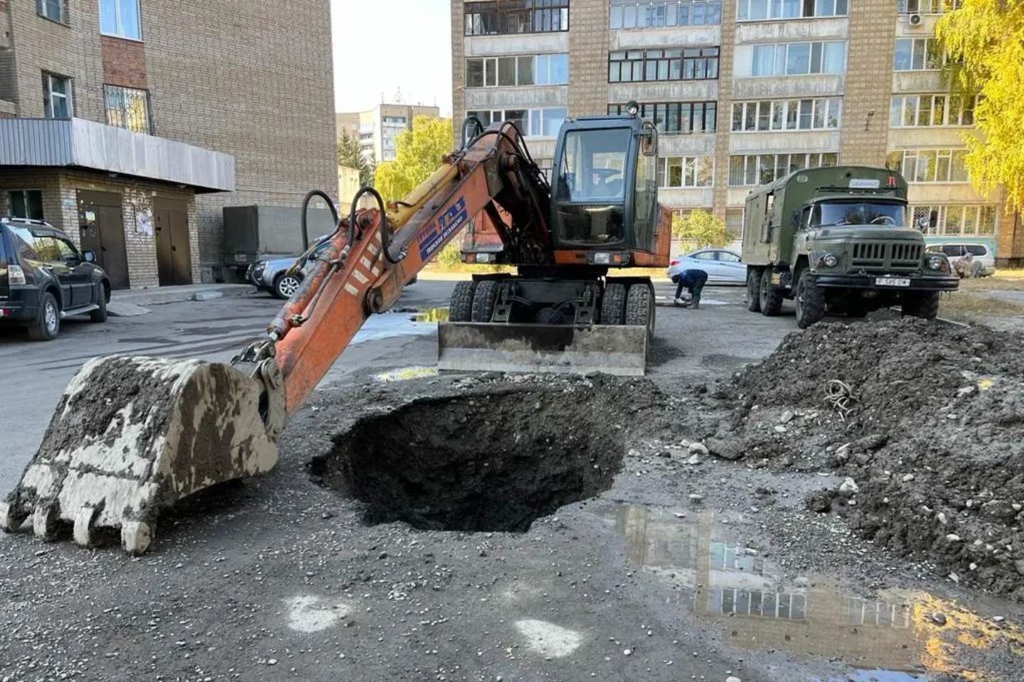 Происшествия в Казахстане и мире / Водопроводную трубу прорвало на одной из улиц Усть-Каменогорска