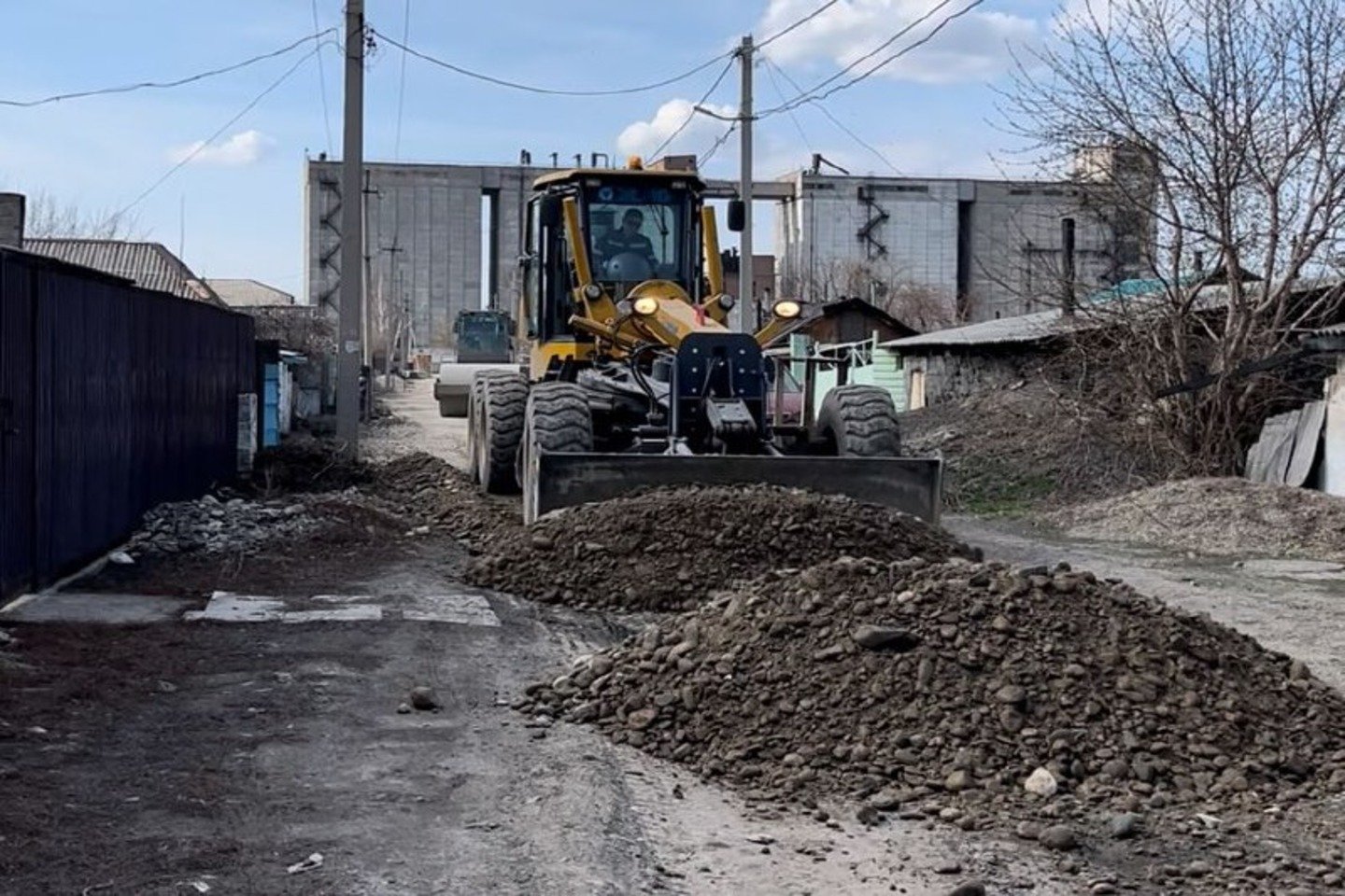 Усть-Каменогорск и ВКО / Өскеменнің шағын аудандарындағы жолға қиыршық тас төселуде