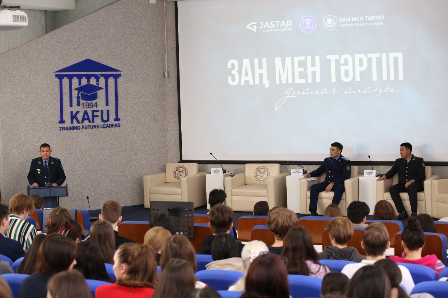 Усть-Каменогорск и ВКО / ШҚО құқық қорғау органдарының өкілдері жастарға заң мен тәртіпті түсіндірді Усть-Каменогорск и ВКО / ШҚО құқық қорғау органдарының өкілдері жастарға заң мен тәртіпті түсіндірді