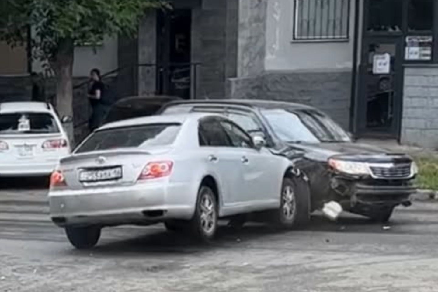 Усть-Каменогорск и ВКО / Усть-Каменогорск / В Усть-Каменогорске мужчина разбил несколько авто во дворе и скрылся Усть-Каменогорск и ВКО / Усть-Каменогорск / В Усть-Каменогорске мужчина разбил несколько авто во дворе и скрылся