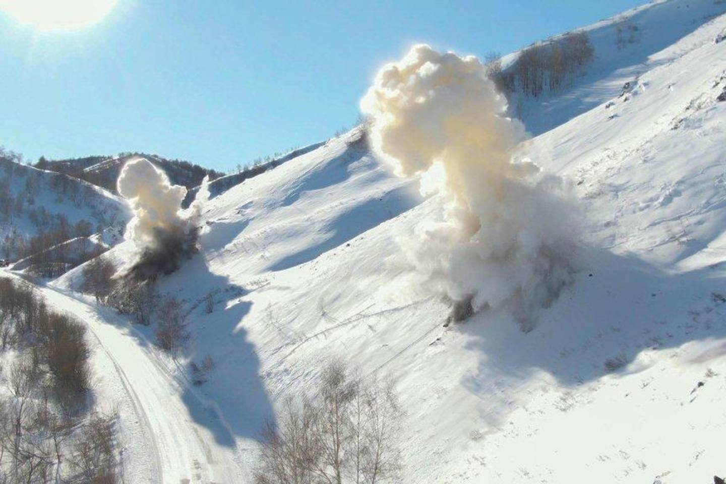 Усть-Каменогорск и ВКО / Порядка четырех тысяч профилактических спусков лавин провели в ВКО
