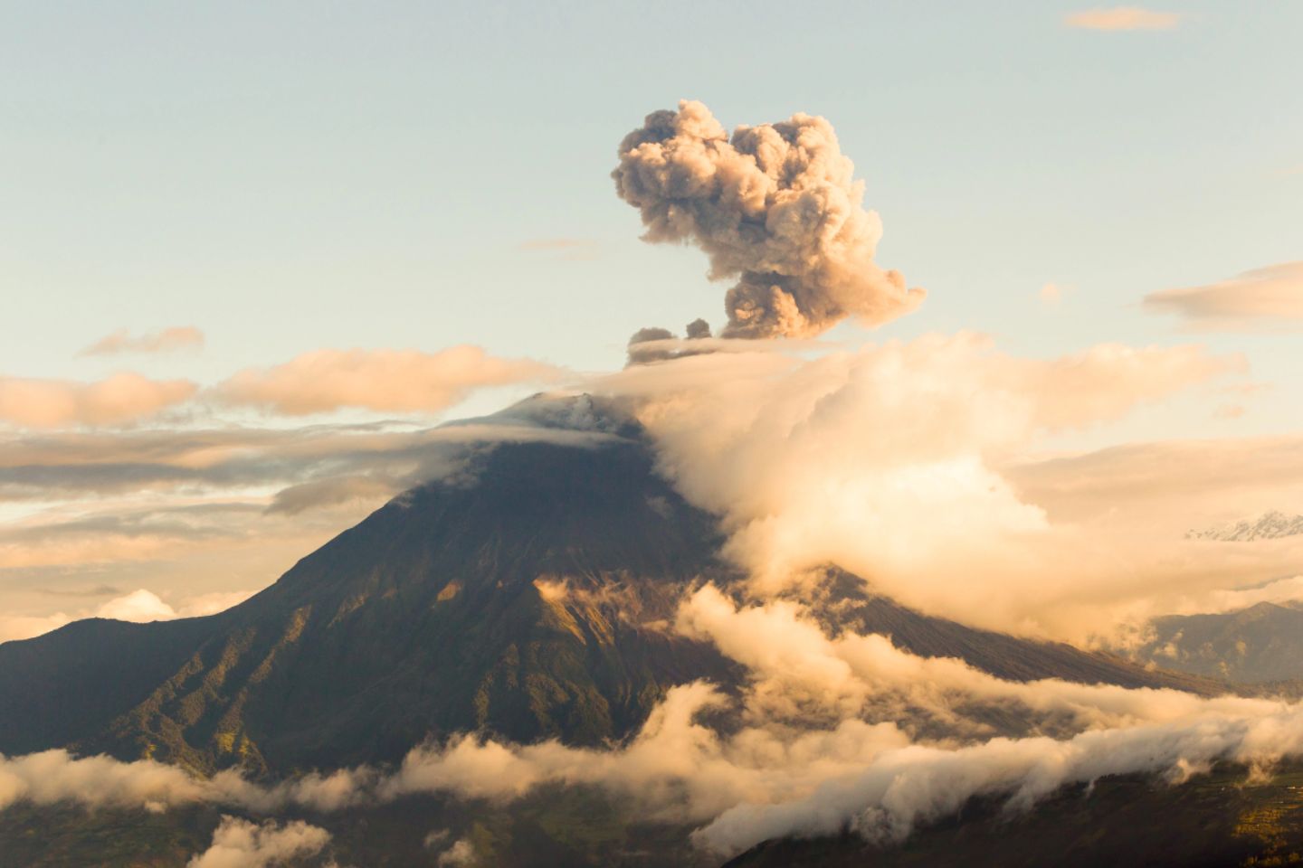 Новости мира / Вулкан Шивелуч выбросил пепел на высоту 11,5 км и парализовал авиасообщение