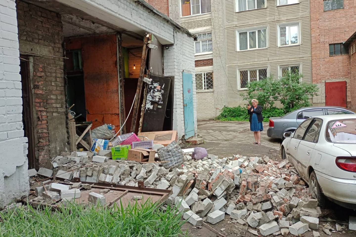 Усть-Каменогорск и ВКО / Часть входной группы жилого дома обрушилась в Усть-Каменогорске