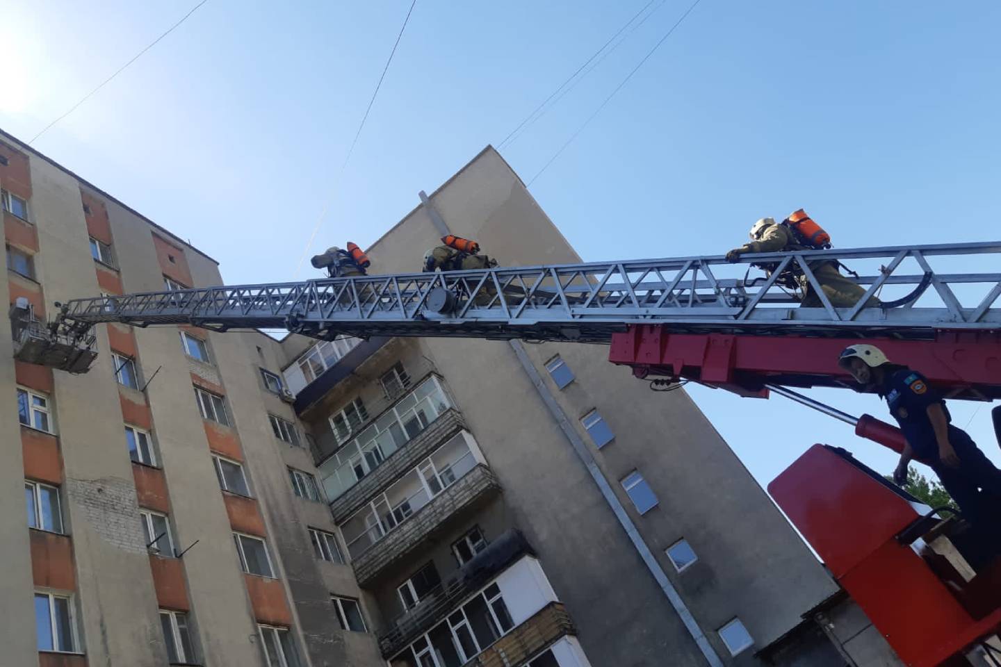 Усть-Каменогорск и ВКО / Спасатели Семея при пожаре эвакуировали трех детей и одного взрослого