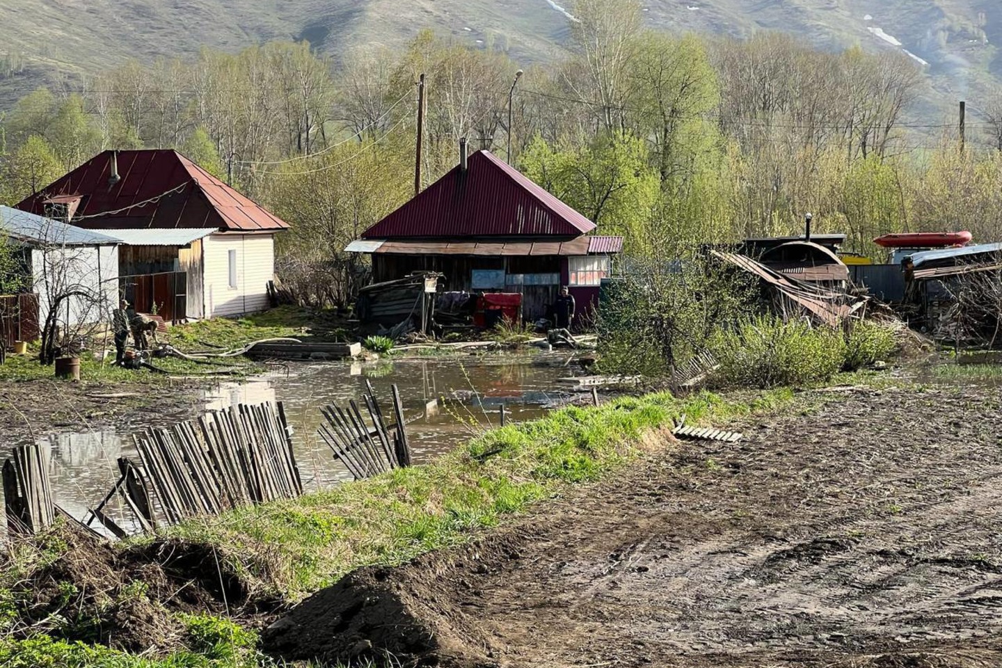 Усть-Каменогорск и ВКО / Зубовск ауылында тұрғын үйлердің ауласын су басты Усть-Каменогорск и ВКО / Зубовск ауылында тұрғын үйлердің ауласын су басты