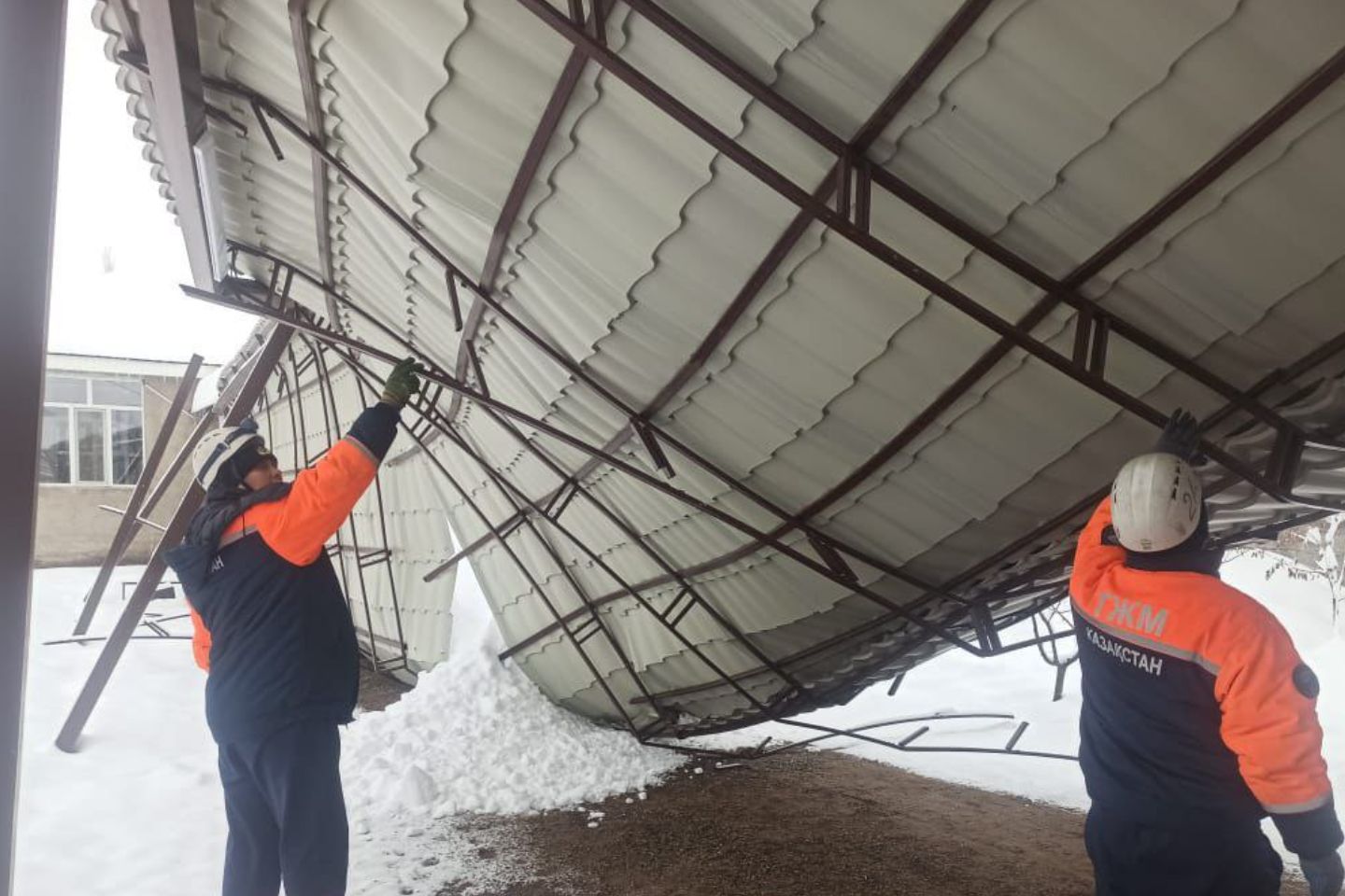 Новости Казахстана / Сильные снегопады в Таразе ломают металлические конструкции Новости Казахстана / Сильные снегопады в Таразе ломают металлические конструкции