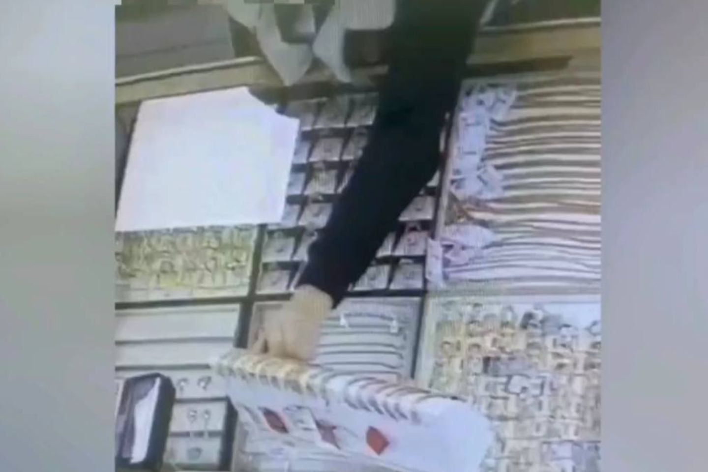 Новости Казахстана / В Туркестане женщина похищала золото под видом покупательницы