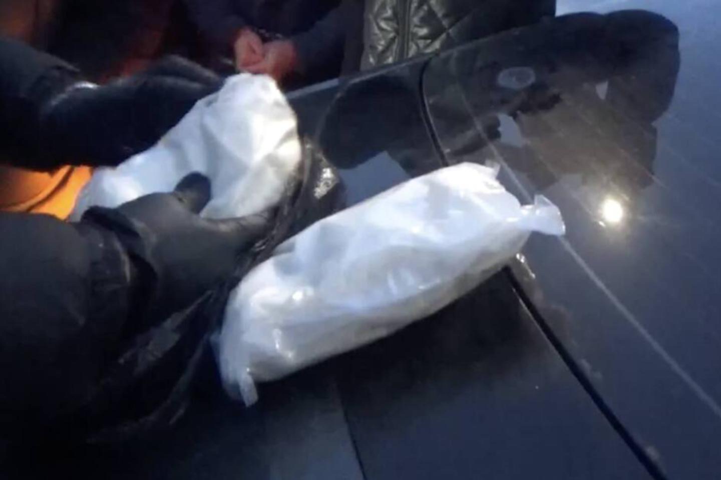 Происшествия в Казахстане и мире / Перевозчик синтетики попытался сбежать от полиции после задержания в Астане
