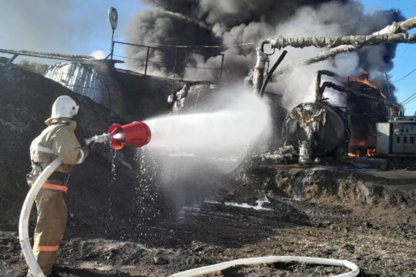 Происшествия в Казахстане и мире / 10 тонн битума сгорели в Абайской области