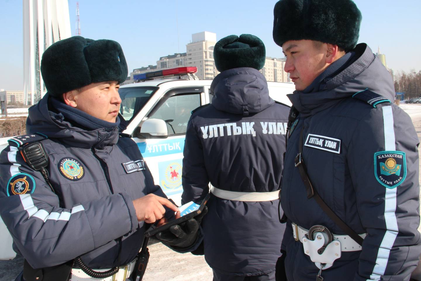 Происшествия в Казахстане и мире / Мужчину с мачете задержали гвардейцы в Алматинской области