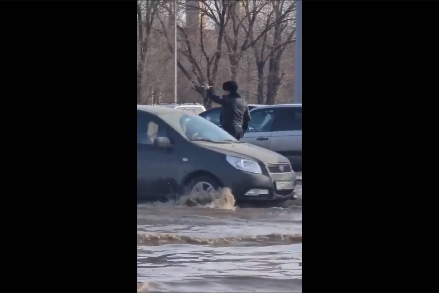 Новости Казахстана / Общество в Казахстане / "Это работа": полицейский регулировал движение на затопленной улице в Караганде