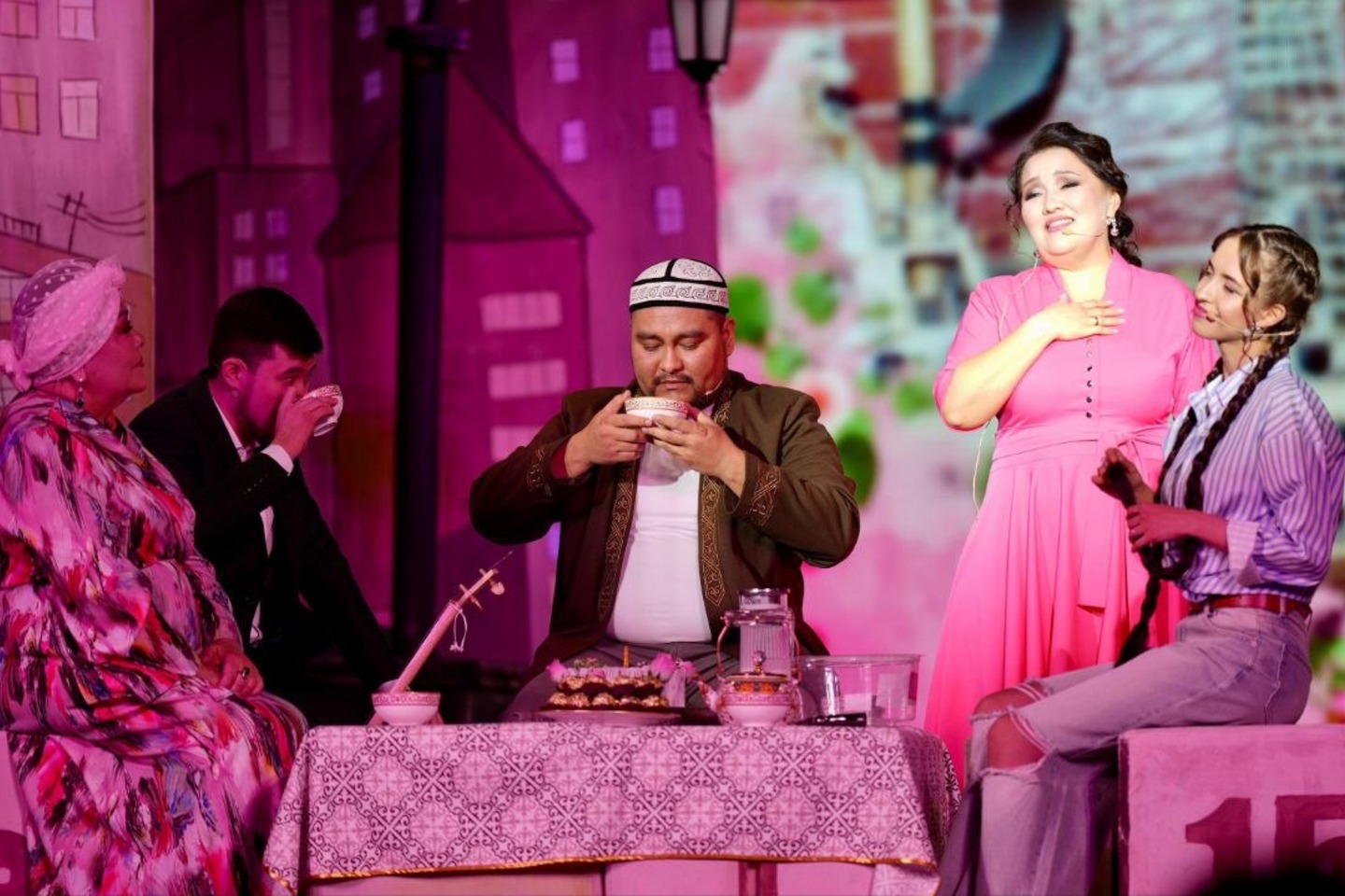 Усть-Каменогорск и ВКО / ШҚО-да мәңгілік классика "Тақиялы періштенің" премьерасы өтті