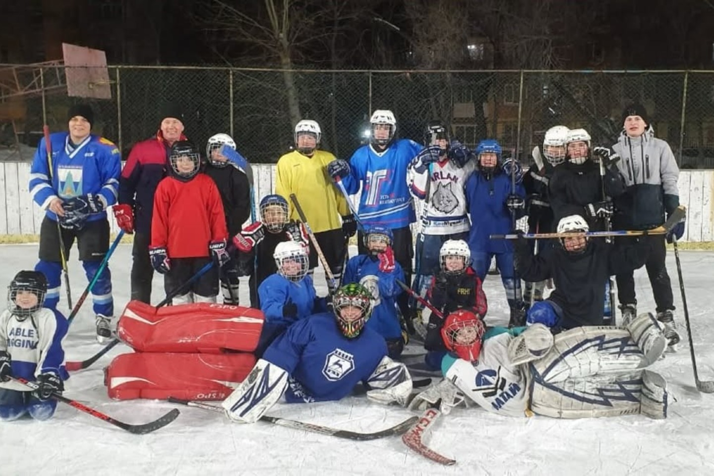 Усть-Каменогорск и ВКО / Өскемен ЖЭО мектептегі хоккей қорабына жарық тартып берді
